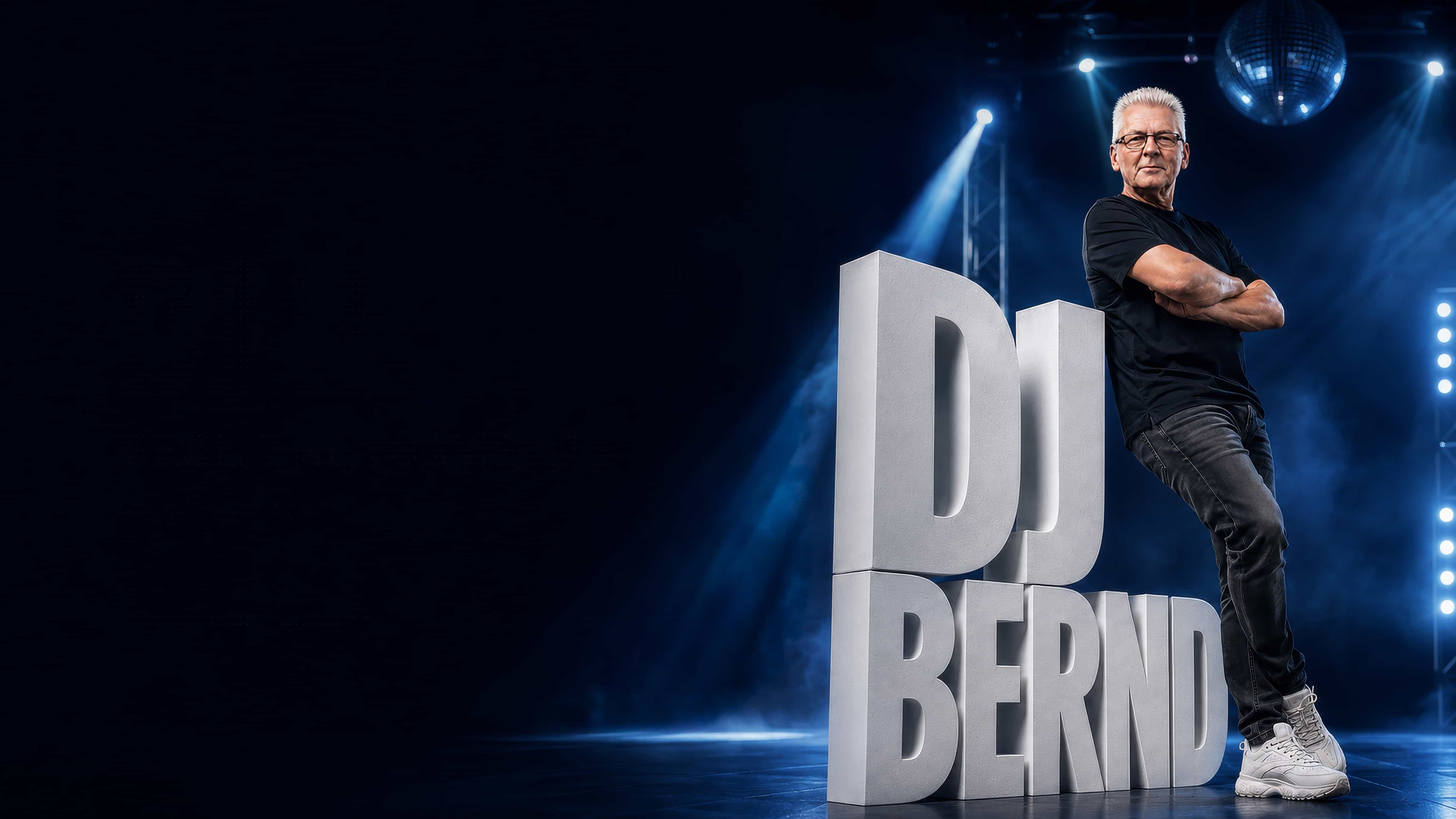 DJ Bernd auf einer Eventbühne mit modernem Licht-Setup